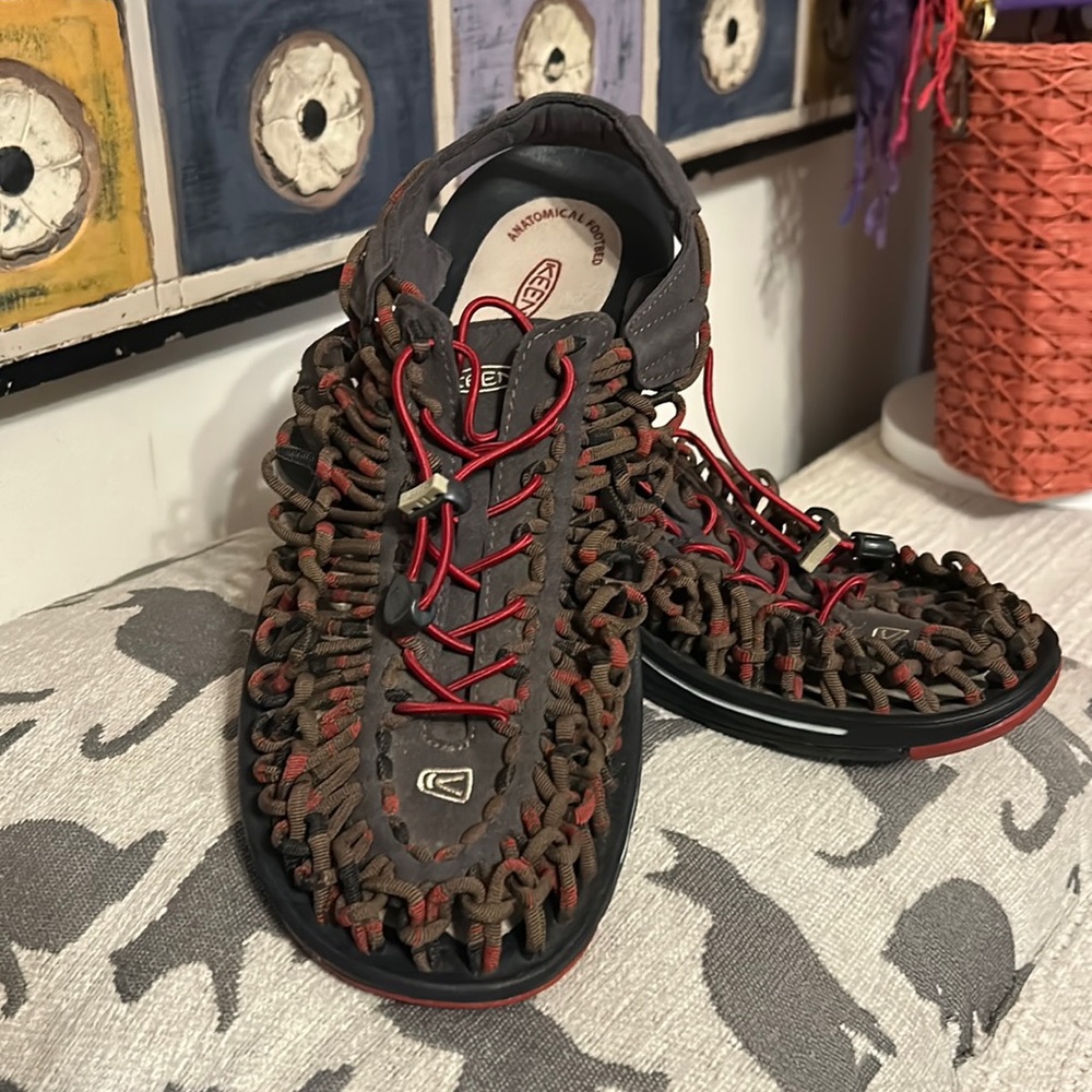 KEEN Uneek ParaCord Bungee Sandals Brown Red Black Mens 12